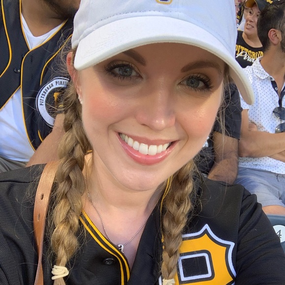 Profile Picture of Amanda Wix (@xmissmandy) on Poshmark