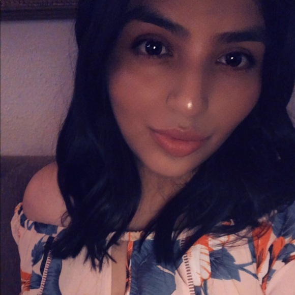 Profile Picture of Lucia Cisneros (@lucia_cisneros) on Poshmark