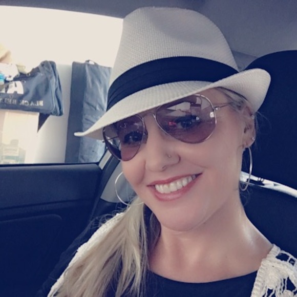 Profile Picture of Sandie Binion (@sandiejoy68) on Poshmark