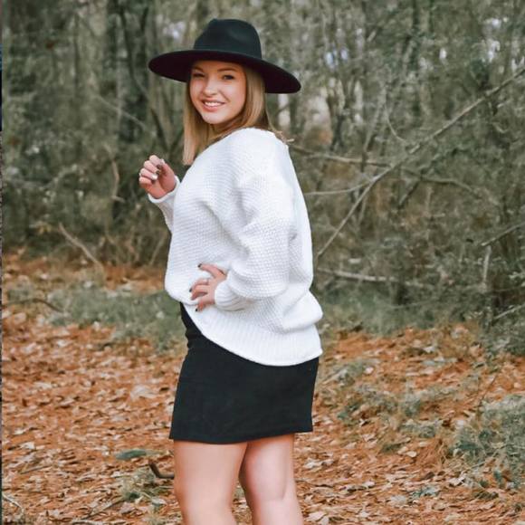 Profile Picture of Robin Hurst (@robin_ann) on Poshmark