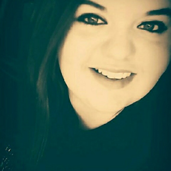 Profile Picture of Bailey Stevens (@nicole_bailey) on Poshmark
