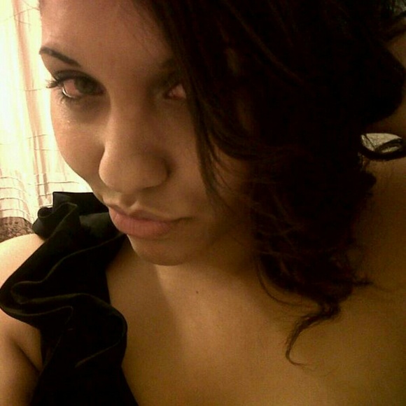Profile Picture of Sharina Matthews (@reens333) on Poshmark