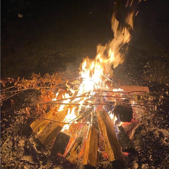 Profile Picture of Alison Anawalt (@anawaltfam) on Poshmark