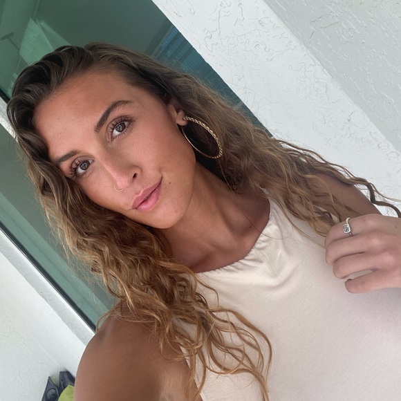 Profile Picture of Hannah Schneider (@hannrosemydears) on Poshmark