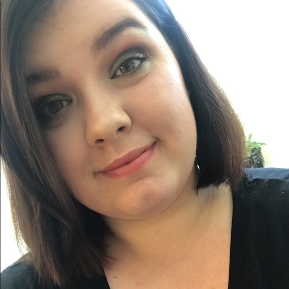 Profile Picture of Amber Triplett (@amdawlett12) on Poshmark