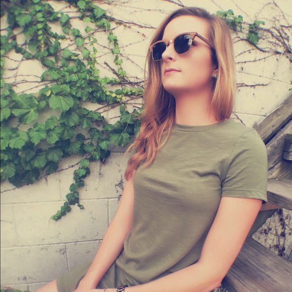 Profile Picture of Sadie Forey (@sadie4ee) on Poshmark