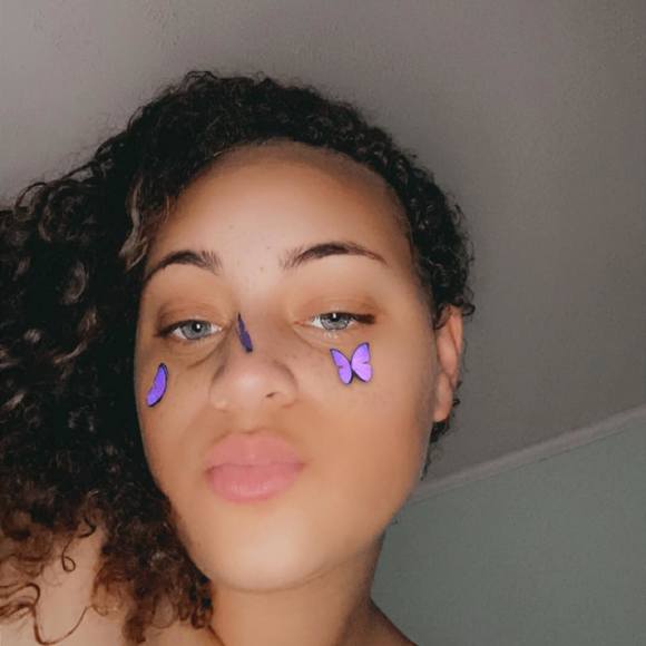 Profile Picture of Akianna Lenae (@akianna_pass) on Poshmark