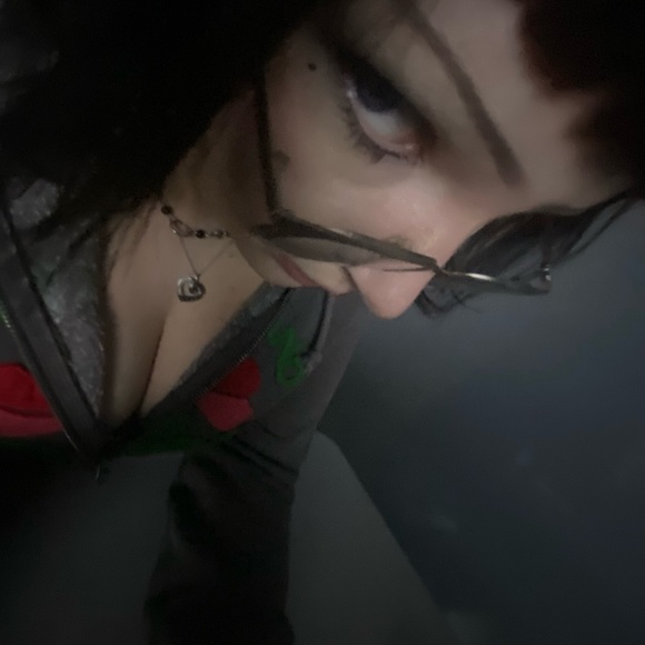 Profile Picture of Zoe Dahmen (@zoedahmen) on Poshmark