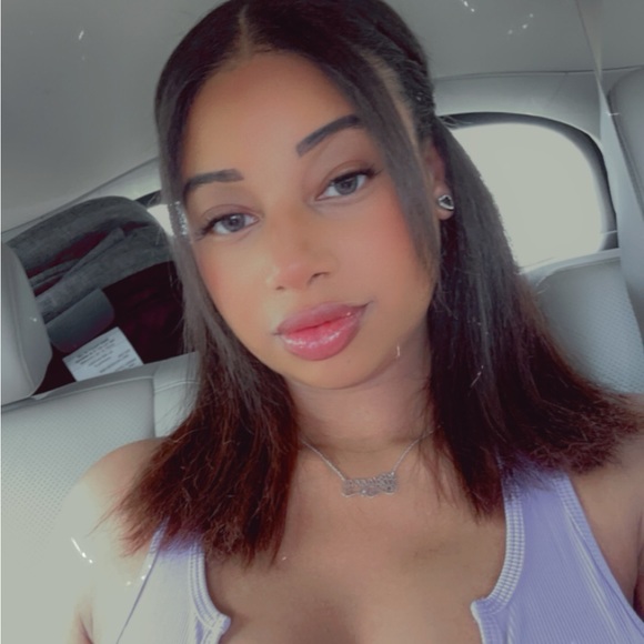 Profile Picture of Brianna Dingle (@briannacd15) on Poshmark
