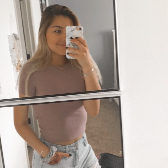 Profile Picture of Sarah Maniskas (@sarah_maniskas) on Poshmark