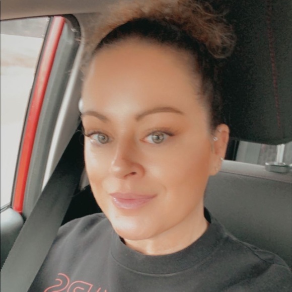 Profile Picture of April Jeffries (@apriljeffrie370) on Poshmark