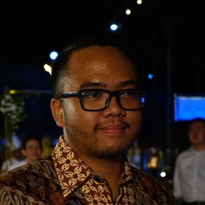 Profile Picture of ʞiɿbᴎɘH ᴎɒiƚꙅiɿʜƆ (@chris_hendrik) on Twitter