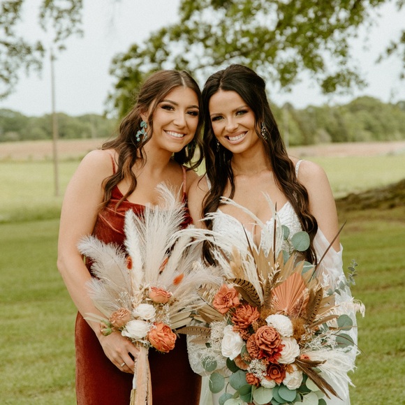 Profile Picture of Leah Snellgrove (@leahsnellgrovee) on Poshmark