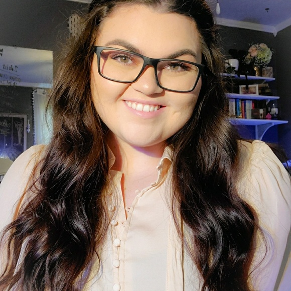 Profile Picture of Kyra Attebery (@kymadsen) on Poshmark