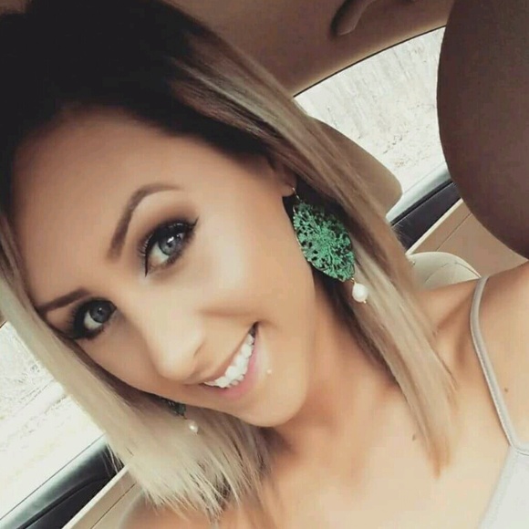 Profile Picture of Christine Button (@cmanth31) on Poshmark