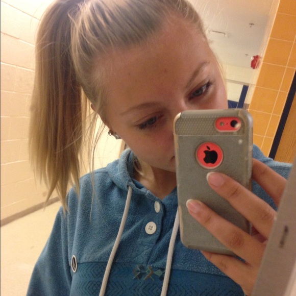 Profile Picture of Skylar Schneider (@skylarrrose) on Poshmark