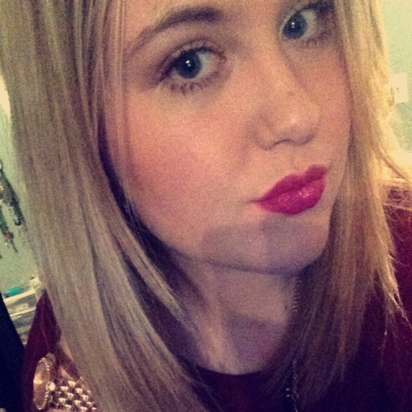 Profile Picture of Elizabeth Oconner (@reneeocon97) on Poshmark