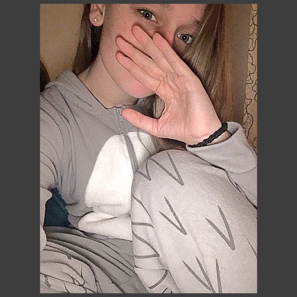 Profile Picture of Amy Schweyer (@amyyyy362) on Poshmark