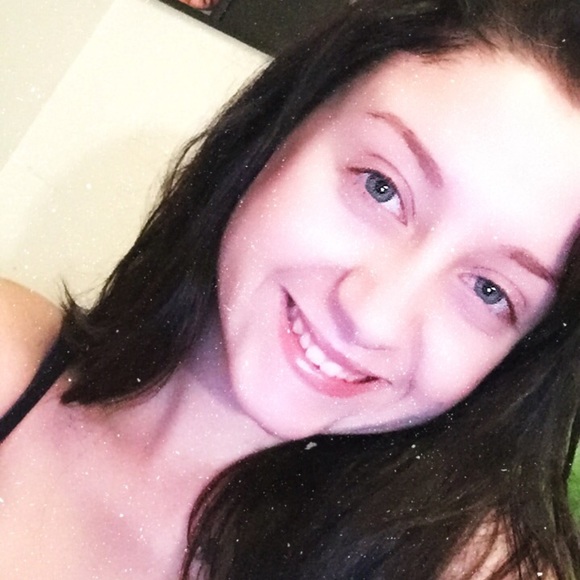 Profile Picture of Julia Straway (@j_straway) on Poshmark