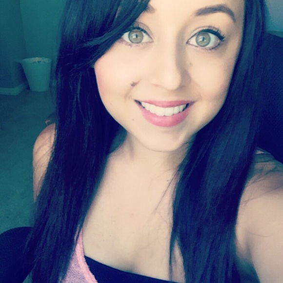 Profile Picture of Lauren Cancio (@lvcancio) on Poshmark