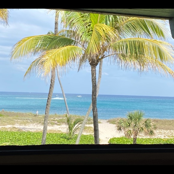 Profile Picture of Laura Pedersen (@nyshopper21) on Poshmark