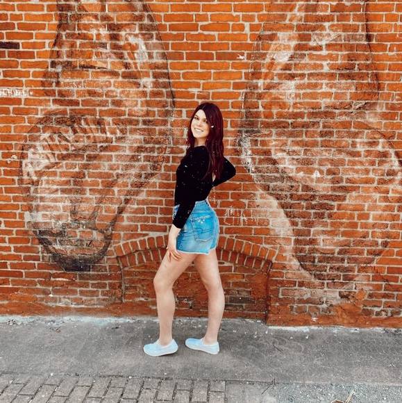 Profile Picture of Erin Butcher (@butchererinn) on Poshmark