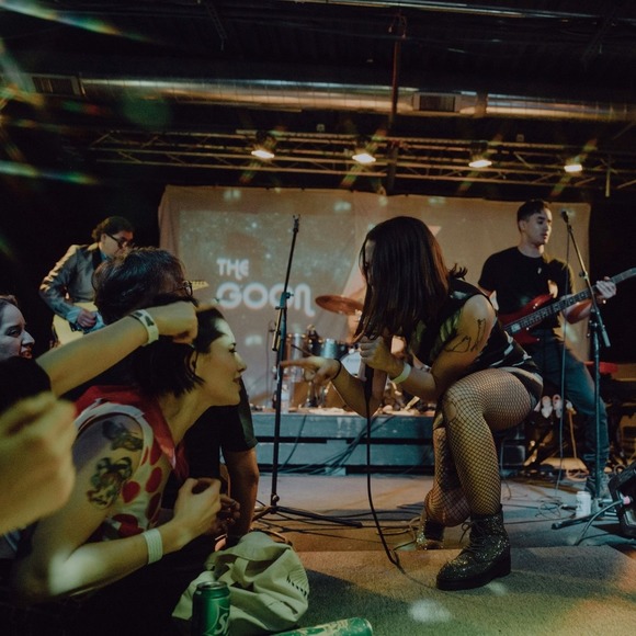 Profile Picture of Kat Zotti (@ziggyzotti) on Poshmark