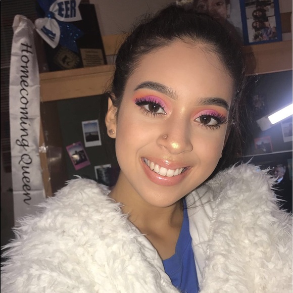 Profile Picture of Giselle Polanco (@gizelleee_) on Poshmark