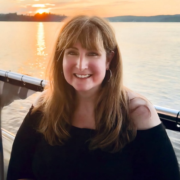 Profile Picture of Heather Kearney (@heather_kearney) on Poshmark