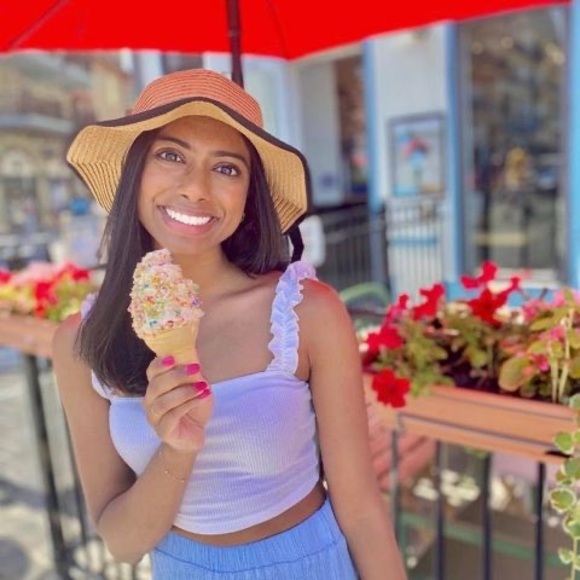 Profile Picture of Navisha Weerasinghe (@navishaw) on Poshmark