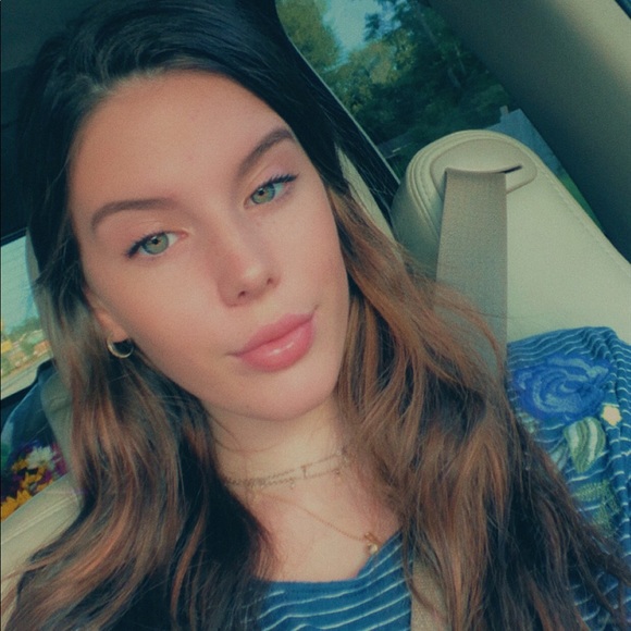 Profile Picture of Autumn Shores (@autumn_shores) on Poshmark