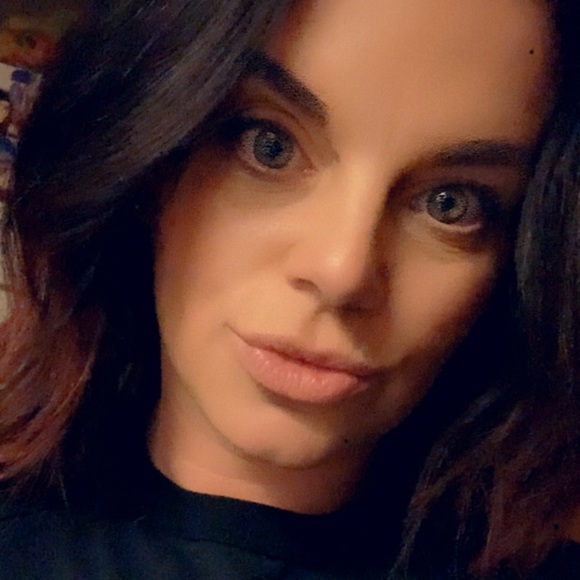 Profile Picture of Billie Farone (@billiefarone) on Poshmark