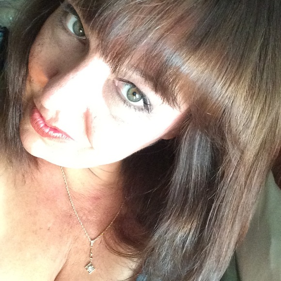Profile Picture of Donna Gendek (@ladydonnasells) on Poshmark