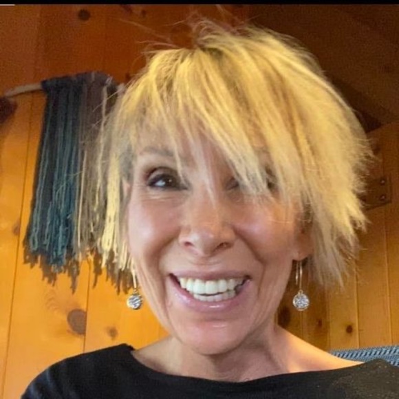 Profile Picture of Karesa Dickamore (@karesadickamore) on Poshmark