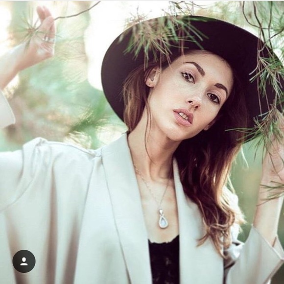 Profile Picture of Alexa Lipman (@alexalip) on Poshmark