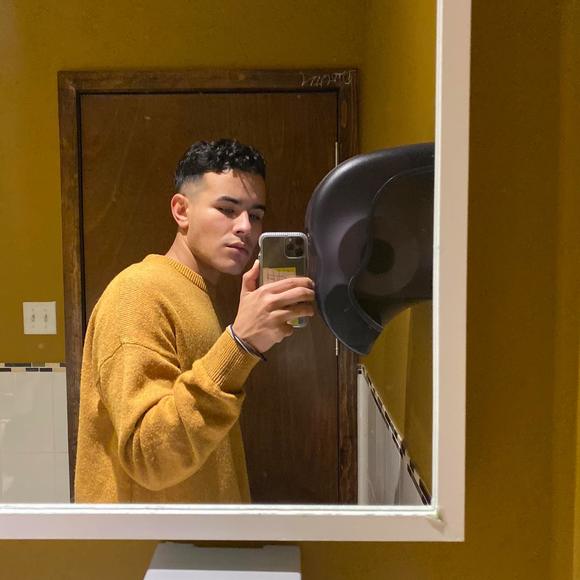 Profile Picture of Irving Sanchez (@irvingsanchezz) on Poshmark