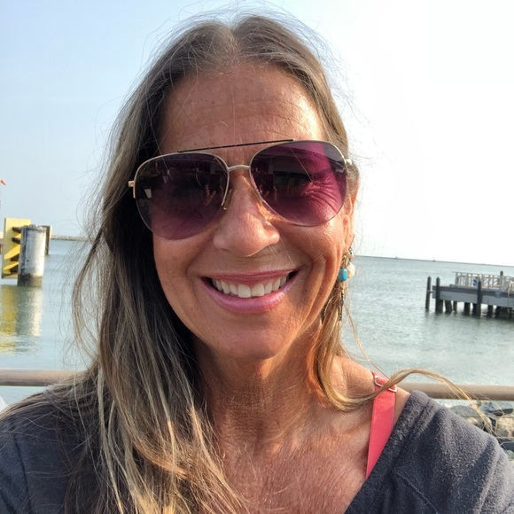 Profile Picture of Deborah Dobias (@deborahdobias) on Poshmark