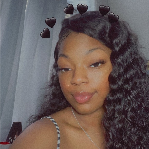 Profile Picture of Alexus Gordon (@alexusssg) on Poshmark