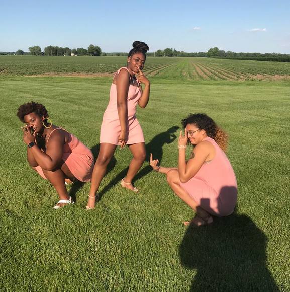 Profile Picture of Kelly Angevine (@kangevine25) on Poshmark