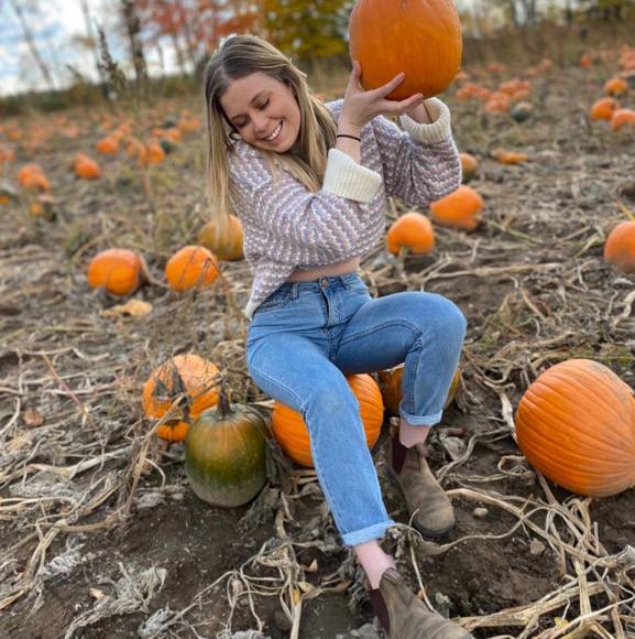 Profile Picture of Tianna Bell (@tiannabell1999) on Poshmark