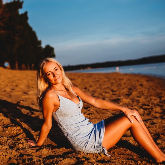 Profile Picture of Taelor Saunby (@taelorsaunby) on Poshmark