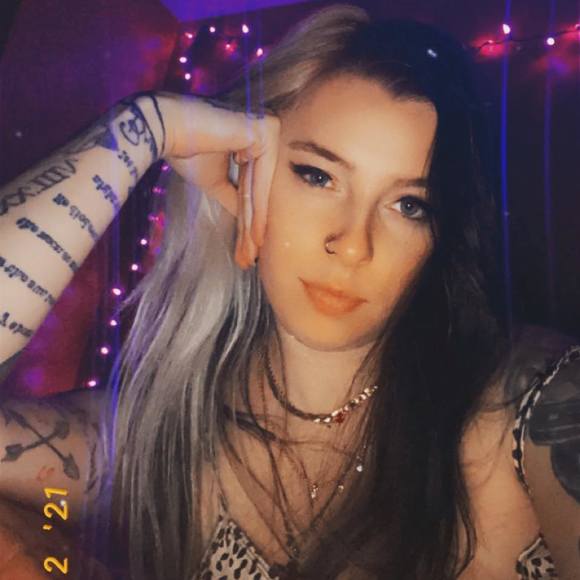 Profile Picture of Mallory Truesdell (@maltruesdell03) on Poshmark