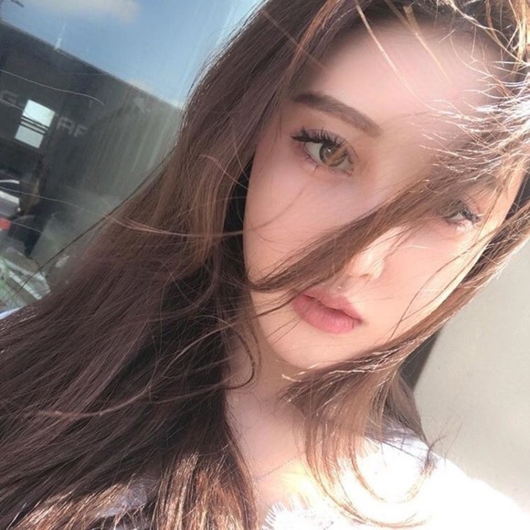 Profile Picture of Thụy trinh Hoàng phủ (@mariawhite54489) on Poshmark