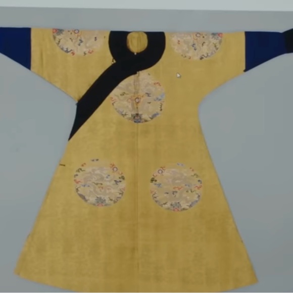 Profile Picture of Leela Leela (@lettinggo357) on Poshmark