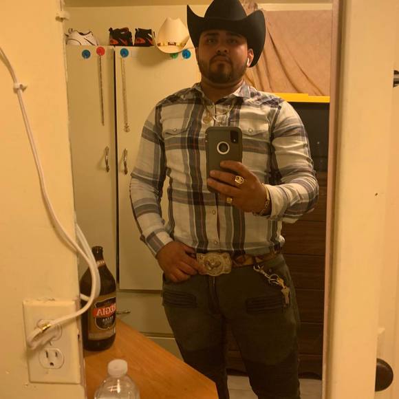 Profile Picture of Leonardo Pineda (@jlpinedalopez20) on Poshmark