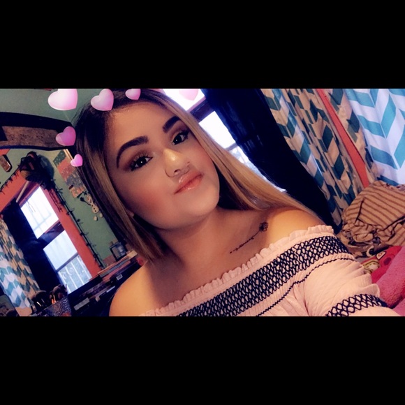 Profile Picture of Gisel Flores (@gisell_1998) on Poshmark