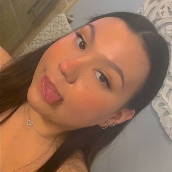 Profile Picture of Leslie Navarro (@leslienavarrox) on Poshmark