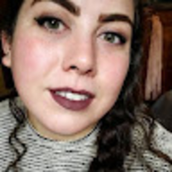 Profile Picture of Olivia Claridge (@oliviaclaridge) on Poshmark