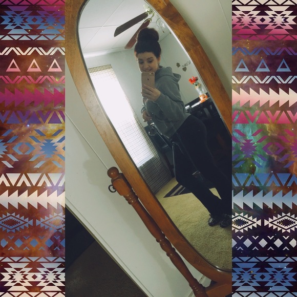 Profile Picture of Michelle Winchell (@michellenhw14) on Poshmark