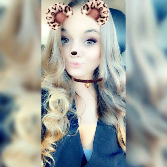 Profile Picture of Kymberly Vanvynckt (@kymberlybare) on Poshmark